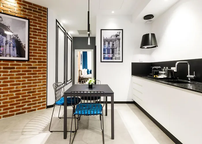 Old Town Snail Design * Βουκουρέστι